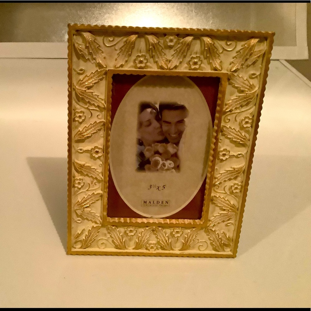 😊Metal picture frame with cream enamel and gold highlights can only sit 3”X5”.